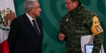 CIUDAD DE MÉXICO, 15ENERO2021.- Andrés Manuel López Obrador, presidente de México, acompañado de Marcelo Ebrard, secretario de Relaciones Exteriores; Luis Cresencio Sandoval, secretario de la Defensa Nacional; Rafael Ojeda, secretario de Marina, y Hugo López-Gatell, subsecretario de Prevención y Promoción a la Salud, encabezaron la conferencia de prensa matutina. El presidente presentó el comunicado difundido por la Fiscalía General de la República (FGR) donde exonera al ex secretario de la Defensa Nacional, Salvador Cienfuegos Zepeda, de los cargos hechos por el gobierno de Estados Unidos respecto a nexos con el crimen organizado. Por su parte, el canciller declaró que se siguieron todas las líneas de investigación pero que las pruebas no fueron contundentes para poder enjuiciar al general. Por último, el presidente dijo que el expediente completo del caso estará disponible para que la población investigue. 
FOTO: GALO CAÑAS/CUARTOSCURO.COM