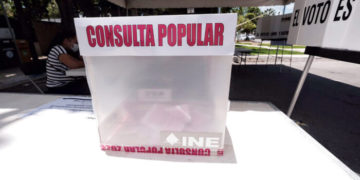 Cancun, 01 de Agosto. - Asi luce la casilla del INE instalada en el KM 0 de Cancun este mediodia de domingo de Consulta Popular, hasta las 12:30 horas se habian recibido unos 24 votos en ese lugar de acuerdo a estimaciones de los funcionarios de esa casilla.