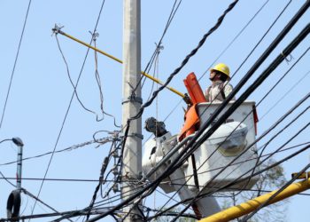 CUERNAVACA, MORELOS, 18MAYO2022.- Un trabajador de la Comisión Federal de Electricidad realiza maniobras entre cables de energía en la capital de Morelos. FOTO: MARGARITO PÉREZ RETANA / CUARTOSCURO.COM