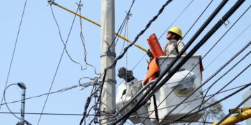 CUERNAVACA, MORELOS, 18MAYO2022.- Un trabajador de la Comisión Federal de Electricidad realiza maniobras entre cables de energía en la capital de Morelos. FOTO: MARGARITO PÉREZ RETANA / CUARTOSCURO.COM