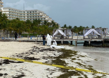 Rescatan el cuerpo de dos turistas colombianos ahogados en las playas de la Zona Hotelera de Cancún
