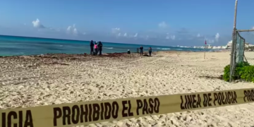 Encuentran un cuerpo sin vida flotando en la playa de la Zona Hotelera de Cancún