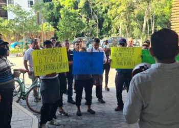 Se manifiestan trabajadores del hotel Aloft Tulum, exigen el pago puntual de propinas y horas extras