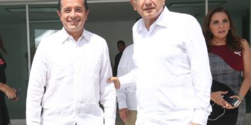 CANCÚN, QUINTANA ROO, 11OCTUBRE2018.- El gobernador Carlos Joaquín González recibió al Presidente Electo, Andrés Manuel López Obrador, los políticos sostuvieron una reunión privada, por la tarde el tabasqueño realizará un mitin como parte de su gira de agradecimiento tras ganar las elecciones de 1 de julio.
FOTO: ELIZABETH RUIZ /CUARTOSCURO.COM