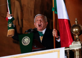 Mexico's President Andres Manuel Lopez Obrador holds the national flag as he shouts the "Cry of Independence" as Mexico marks its 210th anniversary of independence from Spain, at the National Palace in Mexico City, Mexico, September 15, 2020. REUTERS/Henry Romero