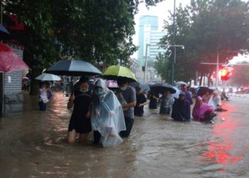 calles-de-luoyang-en-china-quedan-bajo-elagua-tras-fuerte-lluvia