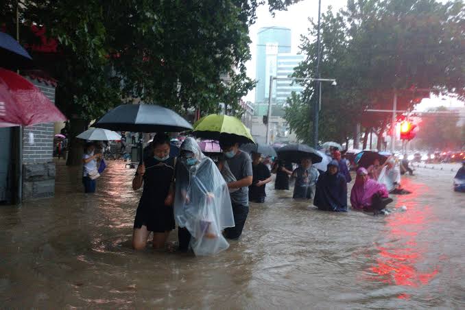 calles-de-luoyang-en-china-quedan-bajo-elagua-tras-fuerte-lluvia