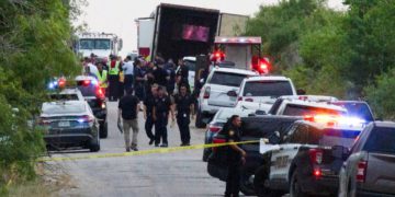 Foto del lunes de agentes de policía trabajando en el lugar donde se hallarn decenas de inmigrantes muertos dentro de un camión en San Antonio, Texas
Jun 27, 2022. REUTERS/Kaylee Greenlee Beal