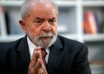 FOTO DE ARCHIVO: El expresidente brasileño Luiz Inácio Lula da Silva gesticula durante una entrevista con Reuters en Sao Paulo, Brasil, el 17 de diciembre de 2021. REUTERS/Amanda Perobelli/Foto de archivo