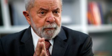FOTO DE ARCHIVO: El expresidente brasileño Luiz Inácio Lula da Silva gesticula durante una entrevista con Reuters en Sao Paulo, Brasil, el 17 de diciembre de 2021. REUTERS/Amanda Perobelli/Foto de archivo