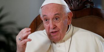 FOTO DE ARCHIVO: El Papa Francisco habla durante una entrevista exclusiva con Reuters, en el Vaticano, el 2 de julio de 2022. REUTERS/Remo Casilli