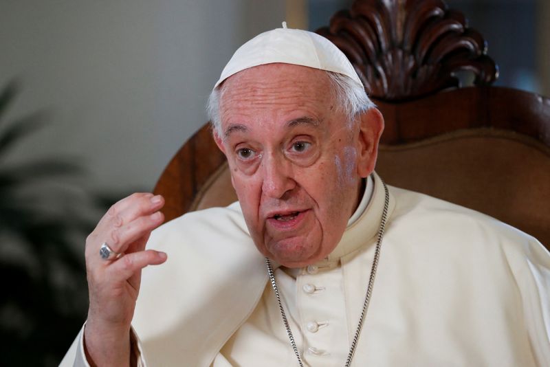 FOTO DE ARCHIVO: El Papa Francisco habla durante una entrevista exclusiva con Reuters, en el Vaticano, el 2 de julio de 2022. REUTERS/Remo Casilli