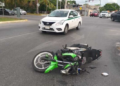 Fuerte accidente automovilístico van se pasa un alto y arrolla a un motociclista en Cancún