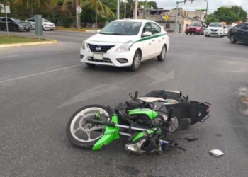 Fuerte accidente automovilístico van se pasa un alto y arrolla a un motociclista en Cancún