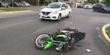 Fuerte accidente automovilístico van se pasa un alto y arrolla a un motociclista en Cancún