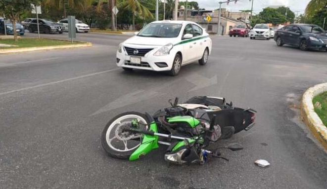Fuerte accidente automovilístico van se pasa un alto y arrolla a un motociclista en Cancún