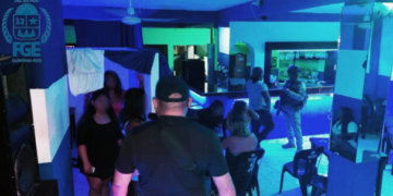 Catean bar y detiene a dos personas por venta de drogas en Cancún