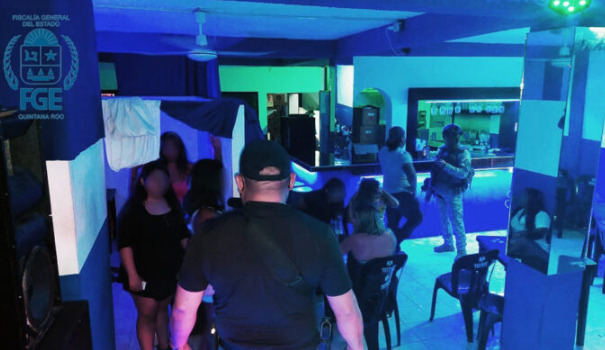 Catean bar y detiene a dos personas por venta de drogas en Cancún