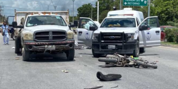 Fuerte accidente automovilístico; motociclista muere tras chocar contra un volquete en Cancún