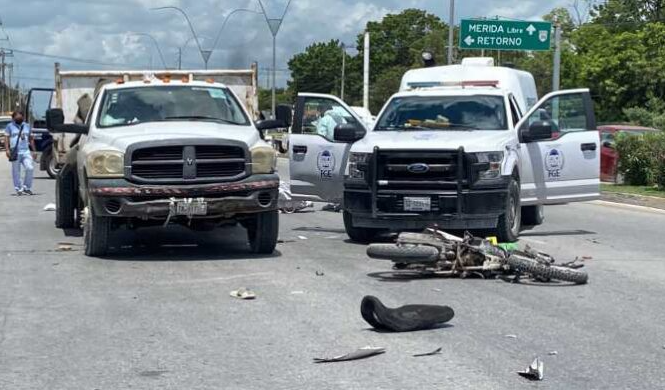 Fuerte accidente automovilístico; motociclista muere tras chocar contra un volquete en Cancún