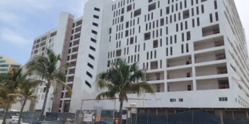Implementan operativo de seguridad tras reporte de gente armada en hotel de construcción en Cancún