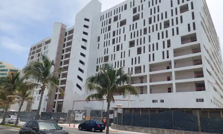 Implementan operativo de seguridad tras reporte de gente armada en hotel de construcción en Cancún