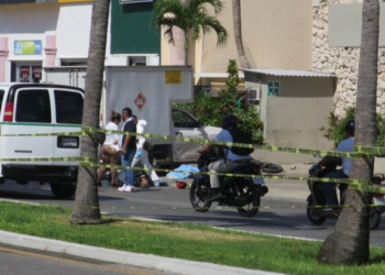 Fuerte accidente: Muere pareja de motociclista tras chocar en Cancún