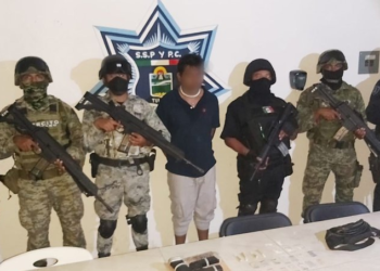 Detienen a un sujeto con arma de fuego y varias dosis de droga en Tulum