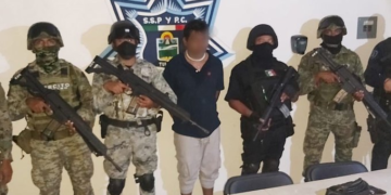 Detienen a un sujeto con arma de fuego y varias dosis de droga en Tulum