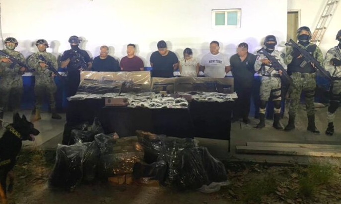 Detienen a 26 personas entre ellas cinco menores con armamento y varias dosis de droga en Playa del Carmen