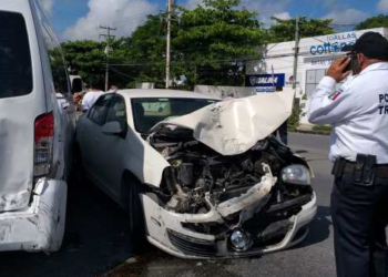Cancún: Automovilista invade carril y provoca un fuerte accidente en el bulevar Colosio