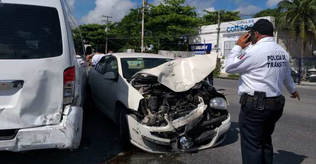 Cancún: Automovilista invade carril y provoca un fuerte accidente en el bulevar Colosio