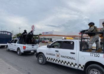 Trasladan a 24 presuntos integrantes de una célula delictiva detenidos en Playa del Carmen al penal de Cancún