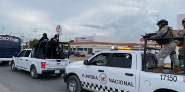 Trasladan a 24 presuntos integrantes de una célula delictiva detenidos en Playa del Carmen al penal de Cancún