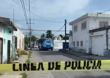 Motociclista muere tras ser impactado por un camión del transporte público en Cancún