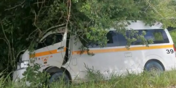 Van del transporte público se sale de la carretera en la entrada de Chetumal; hay un lesionado