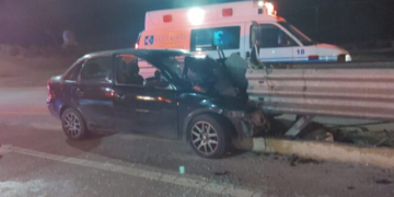 Conductor muere tras chocar contra la valla metálica en el bulevar en Playa del Carmen
