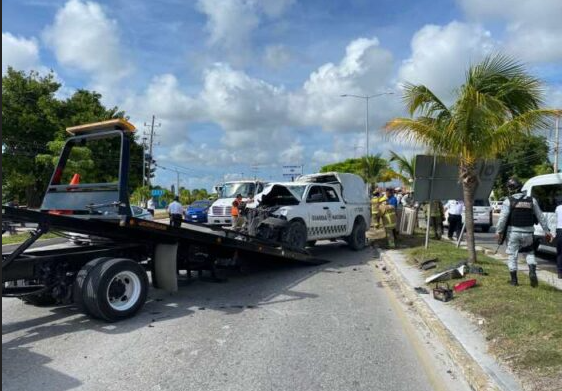 Vehículo de la Guardia Nacional provoca un accidente en Cancún; hay dos lesionados