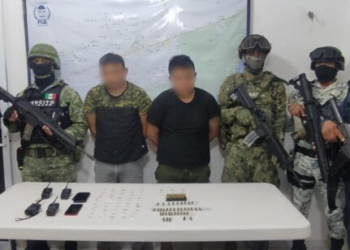 Detienen a dos sujetos con varias dosis de droga y equipo de radio en Tulum
