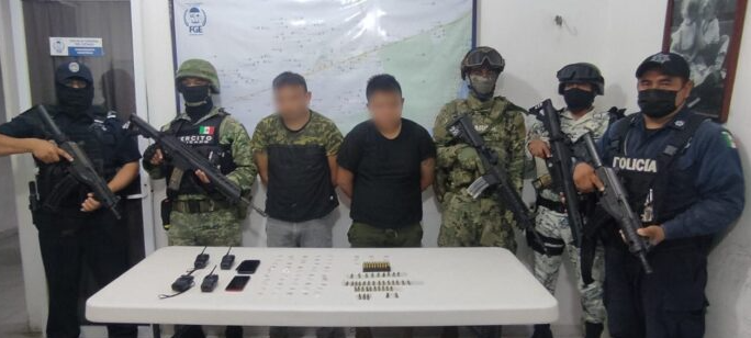 Detienen a dos sujetos con varias dosis de droga y equipo de radio en Tulum