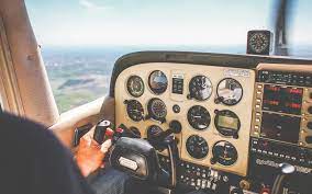 piloto-aprendiz-aterriza-de-emergencia-en-carretera