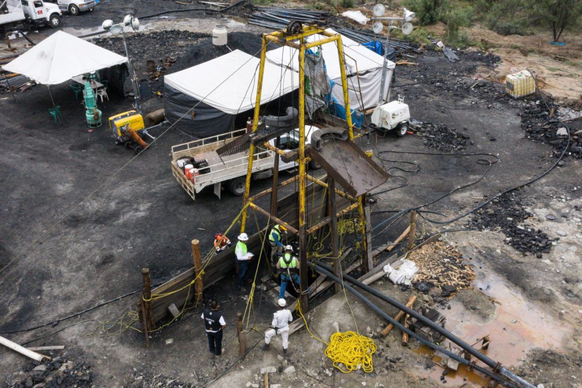 SABINAS, COAHUILA, 16AGOSTO2022.-  Continúan las labores de rescate de los mineros atrapados desde hace trece días en el pozo de carbón "El Pinabete". El gobierno federal indicó que se buscará ayuda de expertos internacionales que permitan establecer estrategias que aceleren el rescate. 
FOTO: MARIO JASSO/CUARTOSCURO.COM