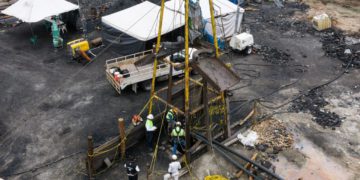 SABINAS, COAHUILA, 16AGOSTO2022.-  Continúan las labores de rescate de los mineros atrapados desde hace trece días en el pozo de carbón "El Pinabete". El gobierno federal indicó que se buscará ayuda de expertos internacionales que permitan establecer estrategias que aceleren el rescate. 
FOTO: MARIO JASSO/CUARTOSCURO.COM