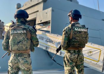 MAZANILLO, COLIMA, 22OCTUBRE2020.- La Secretaría de Marina-Armada de México, como  Autoridad Marítima Nacional, en funciones de Guardia Costera, informa que el  pasado 20 de octubre del año en curso, por trabajos de vigilancia marítima se  logró el aseguramiento de 1,100 paquetes, los cuales contenían en su interior  producto con características similares a las de la cocaína, así como una  embarcación menor y la detención de siete presuntos infractores de la ley, al  suroeste de Manzanillo, Colima.  Esta acción se realizó tras efectuar trabajos de vigilancia marítima con  personal operativo perteneciente a la Sexta Región Naval y Fuerza Naval del  Pacifico, con la participación conjunta de unidades de superficie tipo Patrulla  Oceánica de Largo Alcance (ARM “Juárez” POLA-101), Patrulla Oceánica e  interceptoras, así como aeronaves tipo Persuader y King Air, además de personal  de Infantería de Marina; se logró la detección, seguimiento e intercepción de una  embarcación menor desplazándose a alta velocidad de manera inusual, aproximadamente a 130 millas náuticas (240 kilómetros) al suroeste de  Manzanillo. El personal naval realizó la inspección a la embarcación menor y  aseguramiento de 1,100 paquetes que en su interior contiene producto con  características similares a la cocaína, con un peso aproximado de un kilogramo  cada paquete, lo cual arroja un conteo inicial de poco más de una tonelada,  mismo que será corroborado por las autoridades correspondientes a través de la  determinación del peso ministerial. 
FOTO: SEMAR/CUARTOSCURO.COM