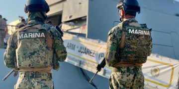 MAZANILLO, COLIMA, 22OCTUBRE2020.- La Secretaría de Marina-Armada de México, como  Autoridad Marítima Nacional, en funciones de Guardia Costera, informa que el  pasado 20 de octubre del año en curso, por trabajos de vigilancia marítima se  logró el aseguramiento de 1,100 paquetes, los cuales contenían en su interior  producto con características similares a las de la cocaína, así como una  embarcación menor y la detención de siete presuntos infractores de la ley, al  suroeste de Manzanillo, Colima.  Esta acción se realizó tras efectuar trabajos de vigilancia marítima con  personal operativo perteneciente a la Sexta Región Naval y Fuerza Naval del  Pacifico, con la participación conjunta de unidades de superficie tipo Patrulla  Oceánica de Largo Alcance (ARM “Juárez” POLA-101), Patrulla Oceánica e  interceptoras, así como aeronaves tipo Persuader y King Air, además de personal  de Infantería de Marina; se logró la detección, seguimiento e intercepción de una  embarcación menor desplazándose a alta velocidad de manera inusual, aproximadamente a 130 millas náuticas (240 kilómetros) al suroeste de  Manzanillo. El personal naval realizó la inspección a la embarcación menor y  aseguramiento de 1,100 paquetes que en su interior contiene producto con  características similares a la cocaína, con un peso aproximado de un kilogramo  cada paquete, lo cual arroja un conteo inicial de poco más de una tonelada,  mismo que será corroborado por las autoridades correspondientes a través de la  determinación del peso ministerial. 
FOTO: SEMAR/CUARTOSCURO.COM