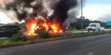 Camión de transporte de personal se incendia en la carreta Cancún-Puerto Morelos