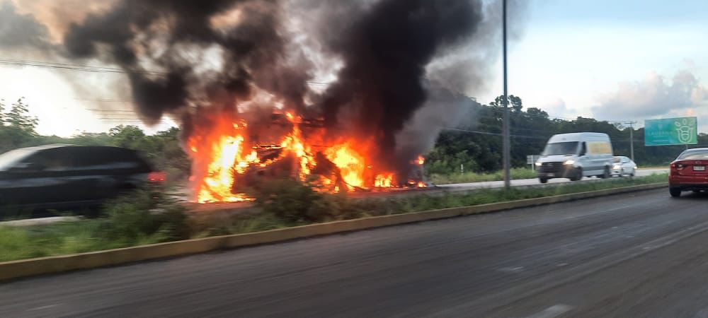 Camión de transporte de personal se incendia en la carreta Cancún-Puerto Morelos