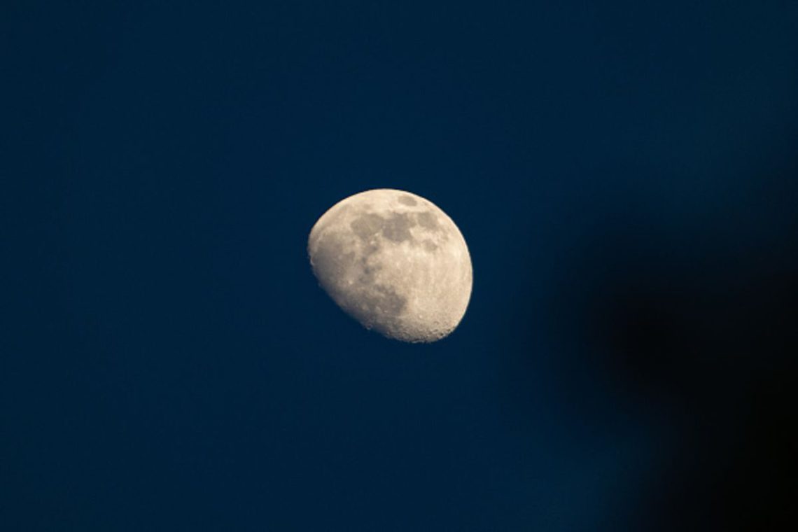 captan-imagenes-de-la-luna-iluminada-con-inteligencia-artificial-3