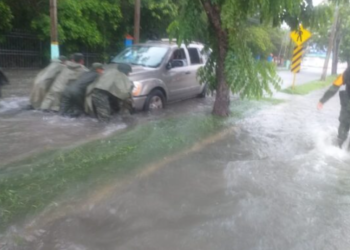 Onda Tropical 23 inunda las calles de Chetumal