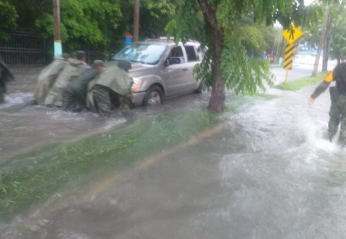 Onda Tropical 23 inunda las calles de Chetumal